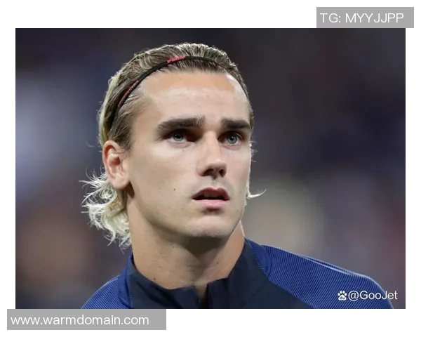 法国足球明星帅气风采与场上表现的完美结合解析 法国足球明星帅气风采与场上表现的完美结合解析