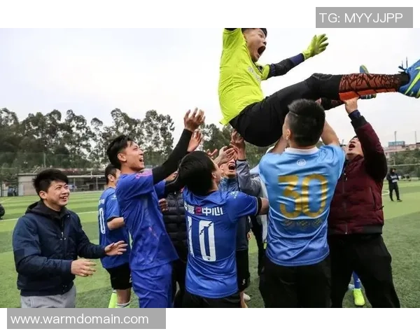 普京与足球明星亲密合影展现友谊与体育精神的完美结合 普京与足球明星亲密合影展现友谊与体育精神的完美结合